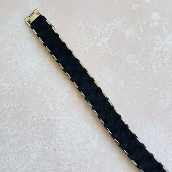 Silver Tone Metal Layered Concho Elastic Stretch Belt - Picture 3 of 5